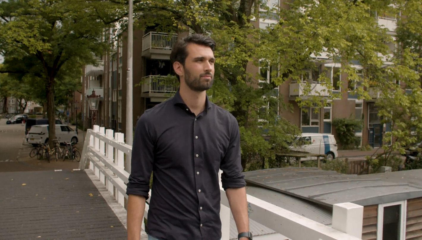 Marc van der Meij van AbbVie loopt buiten op een brug 
