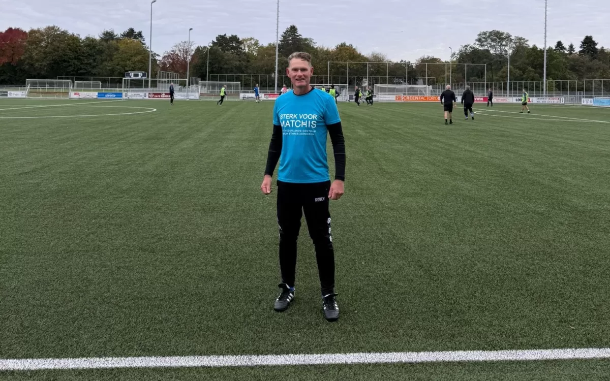 Hero staat op een voetbalveld met een Matchis sportshirt aan