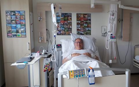 Frank in ziekenhuisbed tijdens stamceltransplantatie