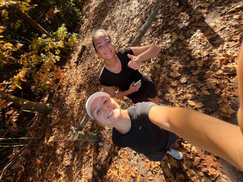 Daniek en Thale tijdens het hardlopen in het bos