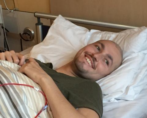 Jeroen blij ontvangt nieuwe stamcellen via infuus