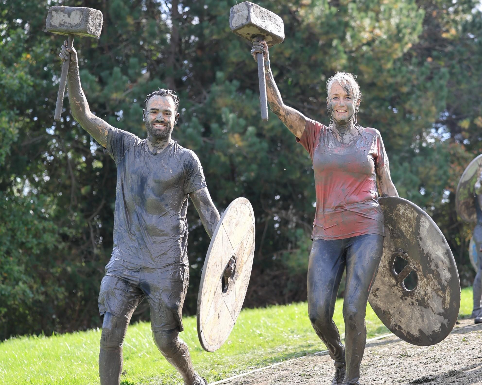 Nino en zijn moeder bij een Strong Viking Run